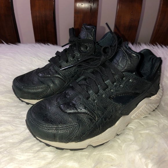 NIKE Air Huarache Run PRM Paisley Black Embossed Leather Sneaker Shoes - Picture 4 of 11